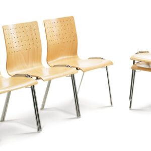 Funktionaler Stapelstuhl mit Reihenverbindern